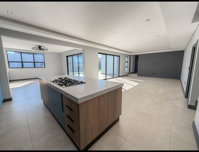 4 BEDROOM FREEHOLD FOR SALE IN MIDSTREAM HEIGHTS